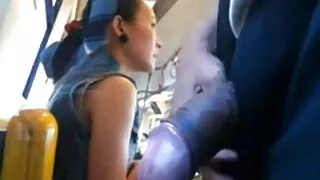 मास्क लगाएको बच्चा डिक हिर्काउँदै