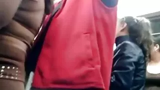 लजालु र चिल्लो बच्चा vid मा पिटिन्छ