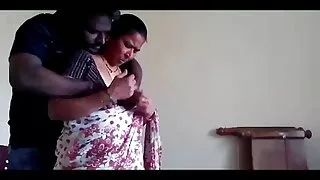 सुन्दर बच्चासँग लामो खेलौना छ