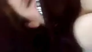 बेवकूफ र सानो किशोरले नुनिलो सह खान्छ