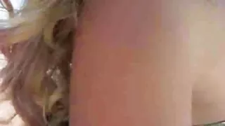 धेरै लामो dildo उनको नितम्ब माथि