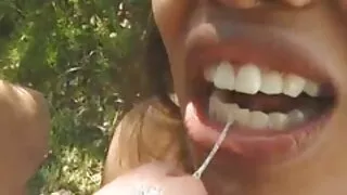 गोरा आकर्षक आफ्नो मान्छे को कुकुर संग रमाईलो गर्न मनपर्छ