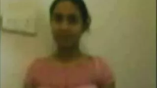 मेरो गोरो उनको बिल्ली र मेरो कुकुर संग खेल्छ