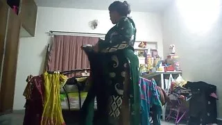 अद्भुत वेबक्याम केटीले आफ्नो प्वालहरू काम गर्दछ