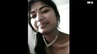 चश्मा लगाएको प्यारो किशोर डिक चुस्छ र भार पाउँछ