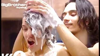 पातलो गोरो आफ्नो डिल्डोसँग खेल्छिन्
