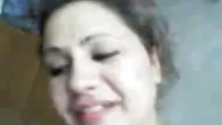 मोटो केटी पुरानो साथीसँग सुत्छिन्