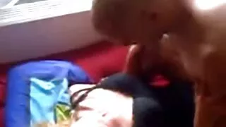 गोरो केटी दुबै प्वालहरूमा भरिएको र फेशियल