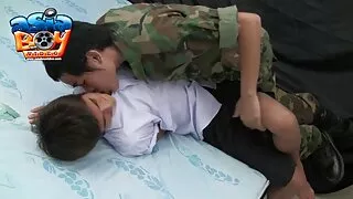 तातो गधा बेब आफ्नो गाला फैलाउँदै