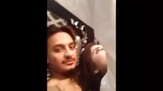 गोरा केटीहरू एकअर्कालाई चुम्बन गर्दै छन्
