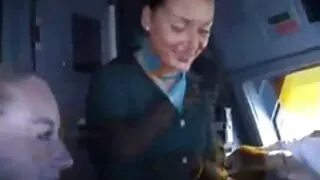 प्यारो आबनूस बच्चालाई सेतो साथीले पिटेको छ