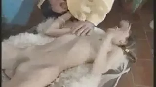 तातो सोलो टपलेस बेब खेल्दै