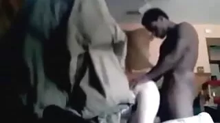 एउटै ओछ्यानमा कुकुर चुस्दै सानो गोरो