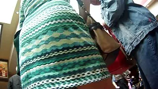 एक किशोरीले उनको बिल्ली चाट्छ