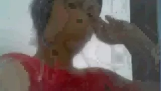 मध्यम प्राकृतिक स्तन भएको किशोरले कले चुस्छ र शरीरमा भार पाउँछ