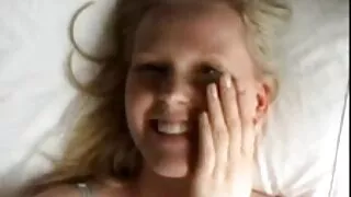 Busty प्यारी blowjob दिन्छ र उनको मुख मा सह प्राप्त गर्दछ