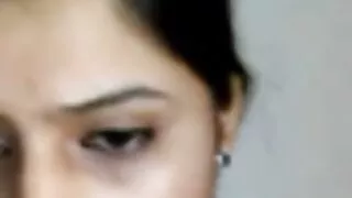शानदार दस्तकहरु संग बेब आफ्नो मान्छे संग व्यस्त हुन्छ