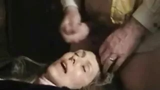 उसको नराम्रो गधा चाट्दै