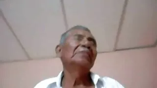 प्रेमिकाले मेरो डिक चाट्छ र चुस्छु जब म उनको मुखमा सहन्छु