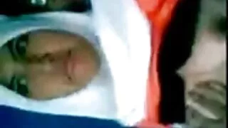 शानन आफ्नो घुँडामा