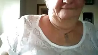 उसको मालिकलाई उठाउनको लागि पिट्दै