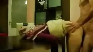 भिजेको बिल्ली भएको केटीले ब्लोजब गर्छ र कडा चुदिन्छ