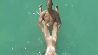 भव्य रेडहेडले आफैलाई खेलौनाको साथ कमाउँछ
