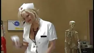 जोडी सोफामा चुदिरहेको छ